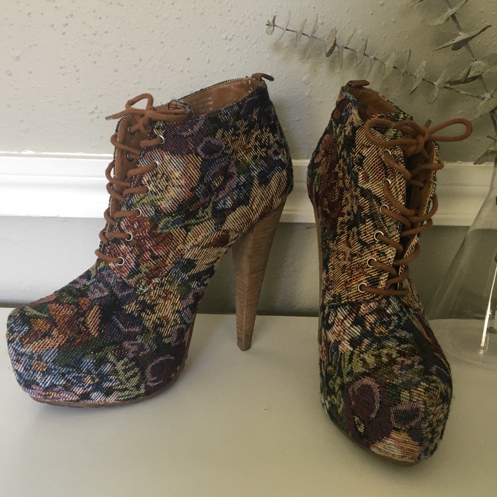 Aldo lace up tapestry platform boots, size 8